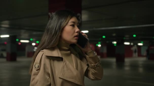Elfoglalt Ázsiai Üzletasszony Koreai Japán Kínai Stresszes Lány Beszél Mobiltelefon — Stock videók