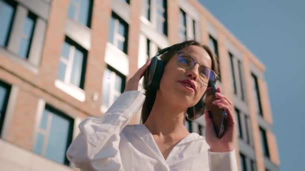 Donna Felice Spensierata Ascoltare Musica Audio Cuffie Utilizzando Applicazione Mobile — Video Stock