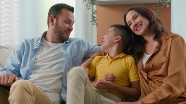 Happy Kaukasiske Familie Afslappende Sammen Hjemme Weekenden Kærlige Forældre Mor – Stock-video