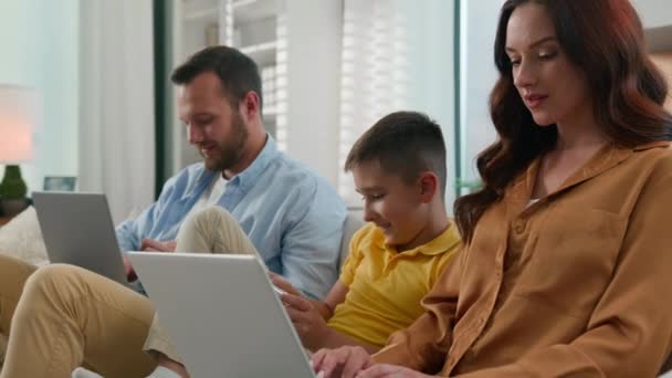Viciado Tecnologia Moderna Pai Mãe Filho Usando Diferentes Gadgets Feliz — Vídeo de Stock