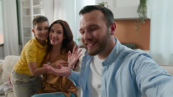 Feliz Família Caucasiana Falando Vídeo Line Chamada Onda Olá Saudação — Vídeo de Stock