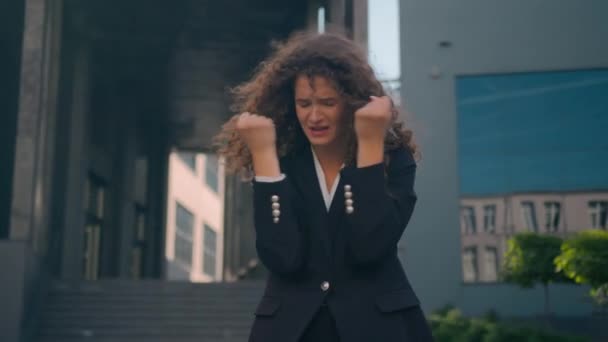 Стресс Сердитый Эмоциональный Европеец Молодая Деловая Женщина Кричит Крик Улице — стоковое видео