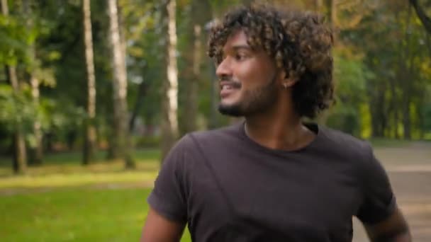 Sportlicher Athlet Sportler Arabisch Indischer Mann Läufer Jogger Männlicher Sporttyp — Stockvideo