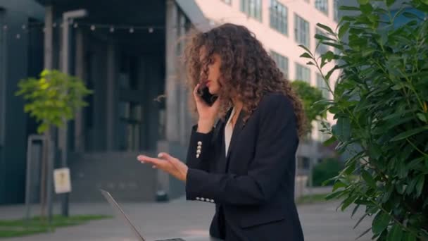 怒っていることは 狂ったビジネスマンの白人女性起業家Ceoのボスは 都市の不満の女の子の仕事ラップトップコンピュータの屋外でのビジネス問題を議論する携帯電話の叫びを話すスマートフォンの喧嘩を強調 — ストック動画