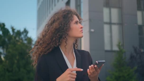 Mujer Negocios Confusa Caminar Ciudad Mirando Aire Libre Buscar Geolocalización — Vídeos de Stock