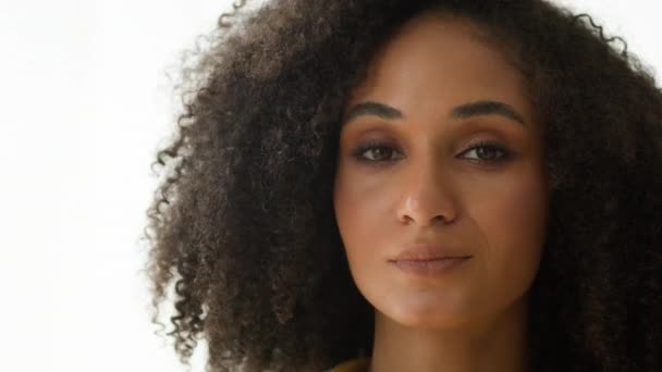 Primer Plano Retrato Femenino Mujer Afroamericana Feliz Étnica Hermosa Joven — Vídeos de Stock