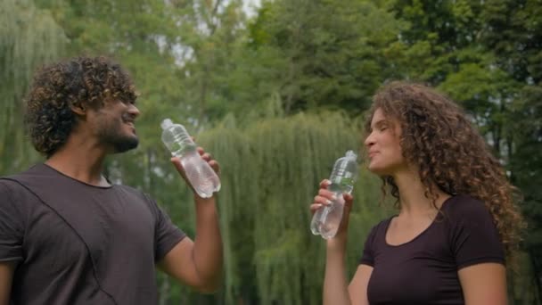 Fitness Multirassischen Mann Frau Trinken Wasser Hydratation Balance Körperpflege Entspannen — Stockvideo