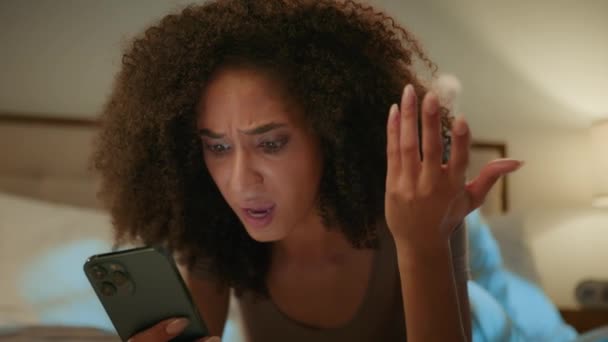 Shocked Chica Irritada Afroamericana Joven Mujer Gen Usuario Acostado Cama — Vídeos de Stock