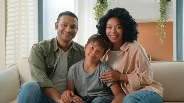 Multiracial Afroamericano Caucásico Feliz Familia Retrato Casa Sonriendo Padres Padre —  Fotos de Stock
