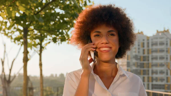Glad Leende Afroamerikansk Kvinna Talar Mobiltelefon Leende Skrattar Promenader Parken — Stockfoto