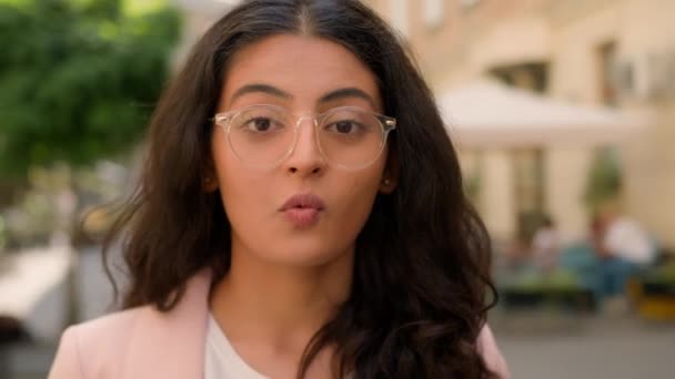Nahaufnahme Porträt Teenager Erstaunt Aufgeregte Indische Araberin Mädchen Blick Die — Stockvideo