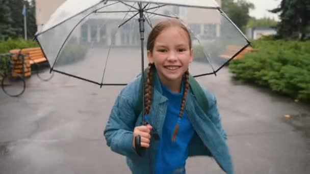 Pequena Menina Caucasiana Correndo Chuva Sorridente Segurando Guarda Chuva Escola — Vídeo de Stock