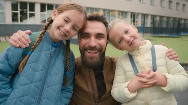 Закрыть Счастливую Семью Европейский Мужчина Две Девочки Дети Отец Родитель — стоковое видео