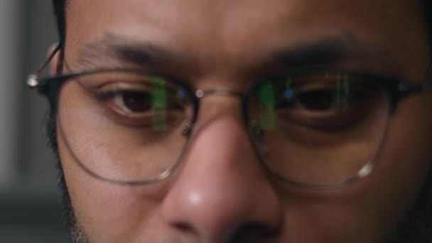 Mężczyzna Okularach Odbicie Zielonych Numerów Okularach Mężczyzna Programista Przed Wyświetlaczem — Wideo stockowe
