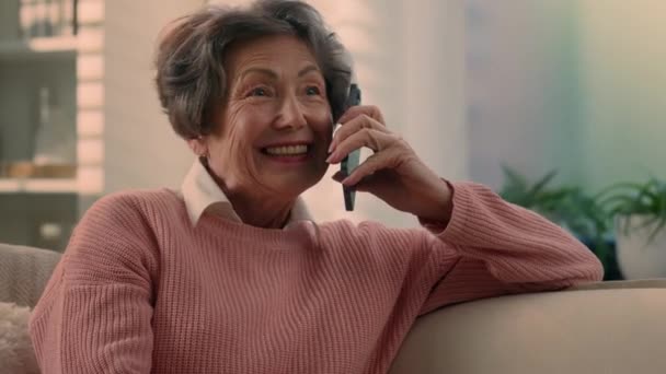 Ευτυχισμένη Καυκάσια Ηλικιωμένη Γυναίκα Ανέμελη Μεσήλικη Ηλικιωμένη Κυρία Χαρούμενη Χαμογελαστή — Αρχείο Βίντεο