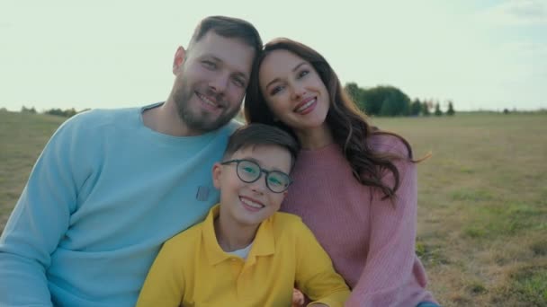 Close Portret Gelukkig Kaukasisch Liefdevolle Familie Glimlachende Ouders Moeder Vader — Stockvideo