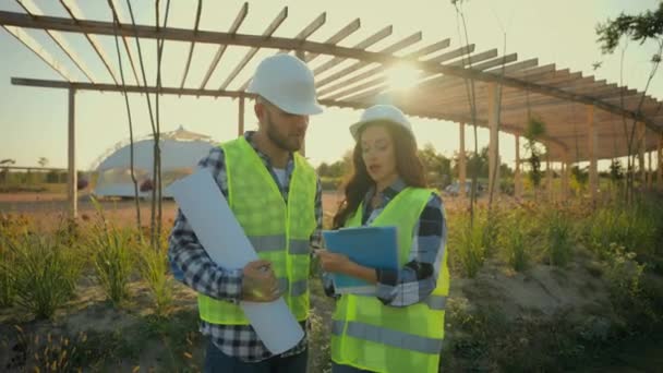 Dois Engenheiros Profissionais Caucasianos Construtor Homem Segurando Esquema Plano Mulher — Vídeo de Stock