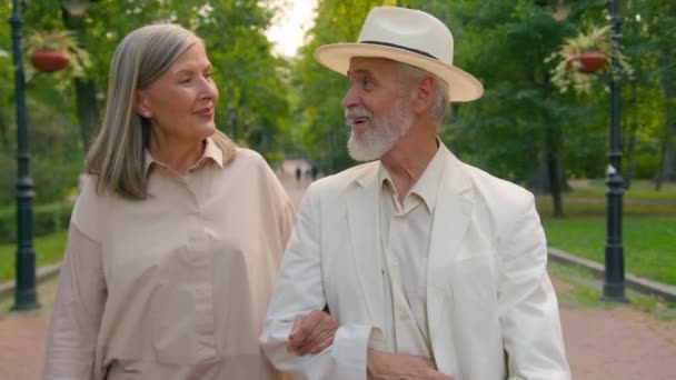 美满幸福的家庭白种人浪漫的老年夫妇夫妇夫妇丈夫女士走出城郊谈笑风生周末爱情婚姻友谊休憩散步 — 图库视频影像