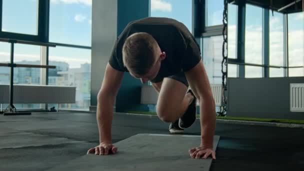 체육관에서 스포츠 운동에 크로스 플랜크를 운동복에 코카서스 활동적인 보디빌딩용 운동선수 — 비디오