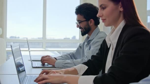 Linha Agentes Suporte Cliente Multirracial Fornecer Serviço Com Laptops Sorridentes — Vídeo de Stock