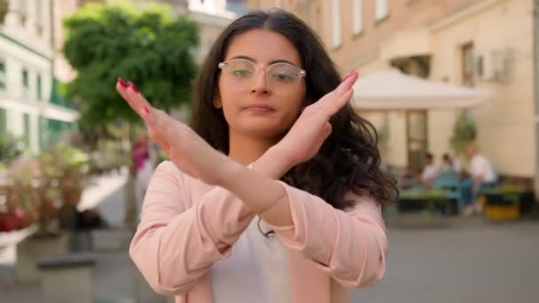 女性の肖像画若いインドのアラビアの民族女性は 深刻なビジネスマンが腕を横断することを示し ジェスチャーを拒否しない否否定的な揺れる頭の不満を市街地外の抗議 — ストック動画