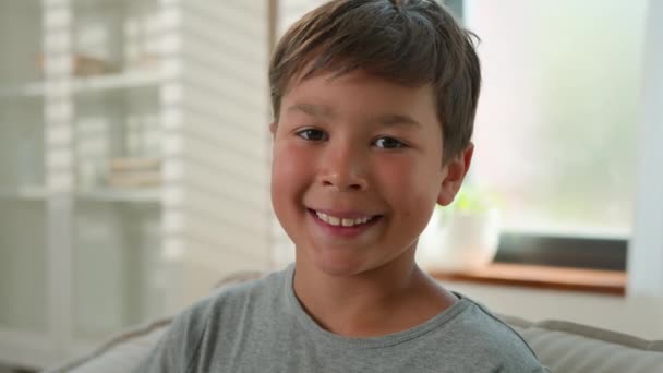 Heureux Petit Garçon Caucasien Adorable Garçon Enfant Garçon Scolaire Joyeux — Video