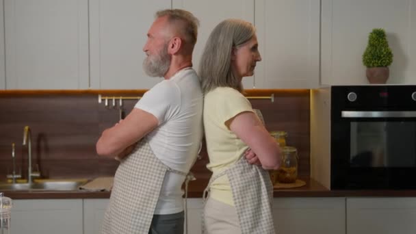 Mutfağında Çekilen Mutlu Aile Portresi Kafkasyalı Yaşlı Çift Kendine Güvenen — Stok video