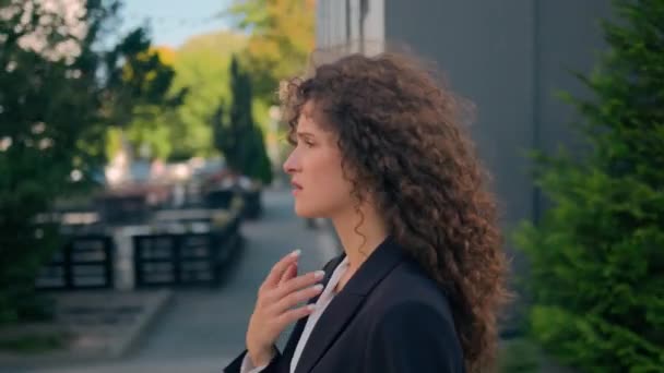 Αναστατωμένη Απογοητευμένη Καυκάσια Γυναίκα Κορίτσι Δυστυχισμένη Επιχειρηματίας Που Περπατά Έξω — Αρχείο Βίντεο