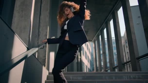 Neşeli Mutlu Kafkasyalı Genç Kadını Merdivenlerde Dans Eden Kaygısız Kadını — Stok video