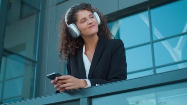 Беззаботная Счастливая Женщина Слушать Музыку Наушниках Мобильное Аудио Приложение Онлайн — стоковое видео