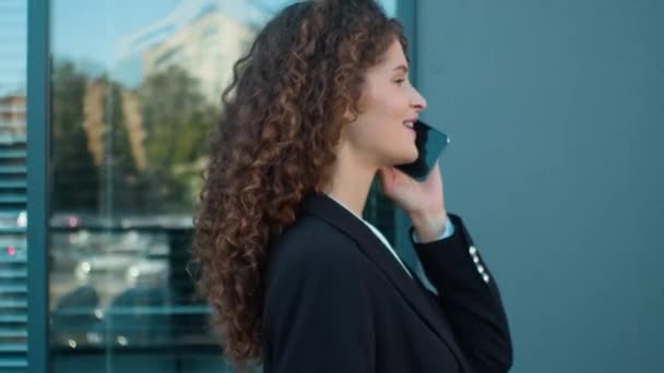 Kaukázusi Csinos Fiatal Női Üzletasszony Megy Város Utca Beszél Telefon — Stock videók