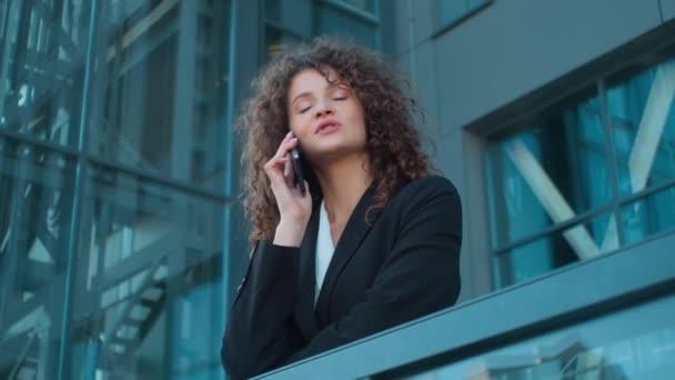 Joven Mujer Negocios Hablando Teléfono Móvil Conversación Terraza Edificio Oficinas — Vídeo de stock
