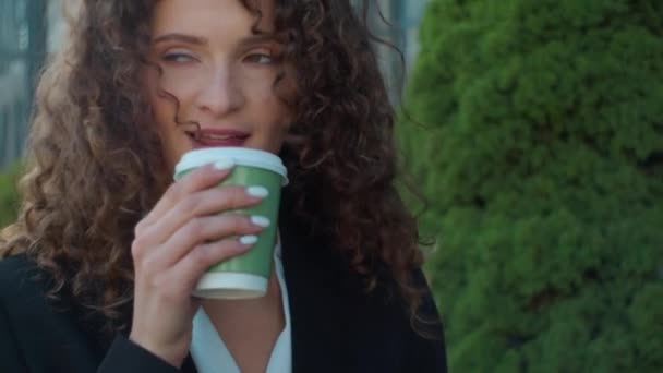 クローズアップ白人若い30Sエレガントなビジネスウォーキングストリート飲酒コーヒービジネス女性ガールクライアント屋外の携帯電話で歩く女性は 市内のスマートフォンネットワーキングにお茶のテキストメッセージを飲む — ストック動画