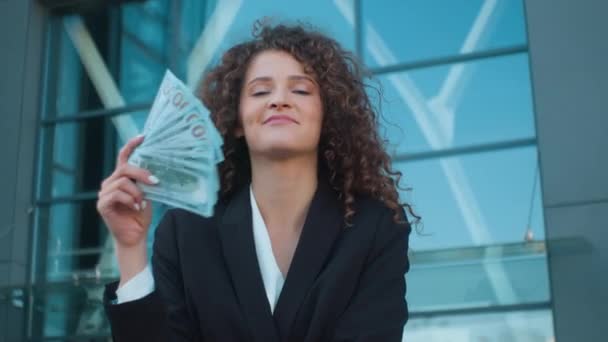 Νεαρή Πλούσια Καυκάσια Γυναίκα Επιτυχημένη Χαμογελαστή Επιχειρηματίας Κουνώντας Χρήματα Των — Αρχείο Βίντεο