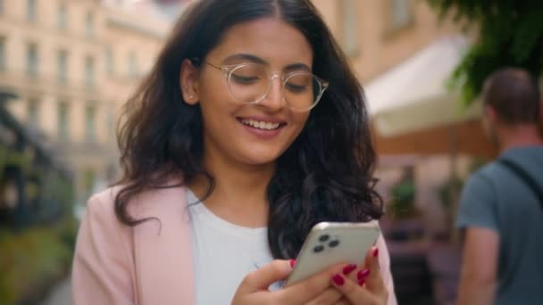 Mutlu Bir Şekilde Gülümseyen Hintli Arap Etnik Kadın Kadını Gezgin — Stok video