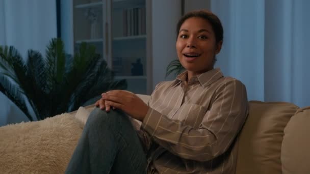 Überrascht Schockiert Glücklich Afroamerikanerin Ethnische Mädchen Hausbesitzer Auf Der Couch — Stockvideo