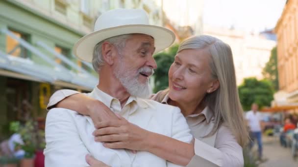 Πορτρέτο Ευτυχισμένη Καυκάσια Οικογένεια Ηλικιωμένοι Ζευγάρι Σύζυγος Αγκαλιάζει Αγκαλιά Κοιτάζοντας — Αρχείο Βίντεο