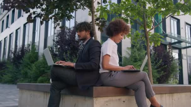 Zwei Menschen Multirassische Kollegen Diversity Geschäftspartner Arbeiten Draußen Auf Bank — Stockvideo