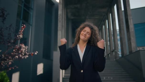 Ευτυχισμένος Ενθουσιασμένος Έκπληκτος Καυκάσιος Νεαρή Γυναίκα Επιχειρηματίας Κορίτσι Γιορτάζουν Καλά — Αρχείο Βίντεο