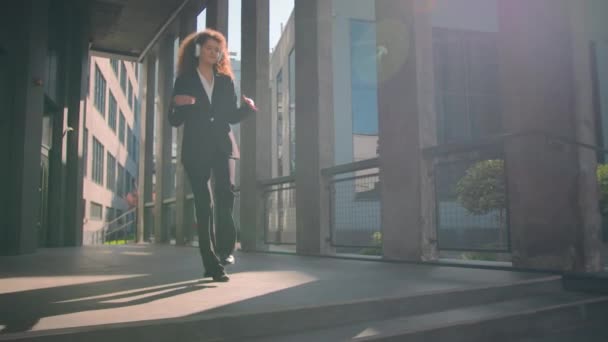 비즈니스 공식적인 헤드폰 오디오 즐거운 코카서스 사업가 햇빛에서 단계를 내려가 — 비디오