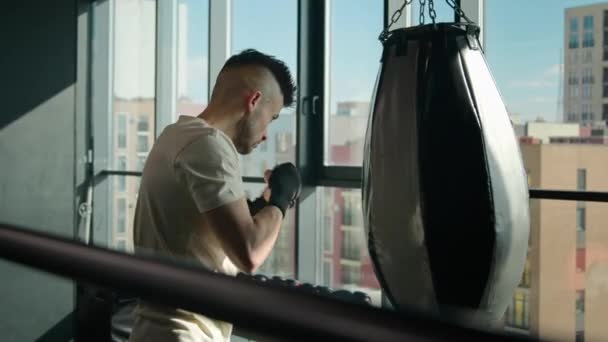 Vista Posterior Motivado Hombre Caucásico Deportista Atleta Boxeador Boxeador Boxeo — Vídeos de Stock