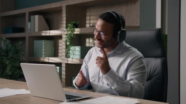 Ofis Masasında Bilgisayarlı Mutlu Bir Işveren Dinleniyor Mola Veriyor Hint — Stok video
