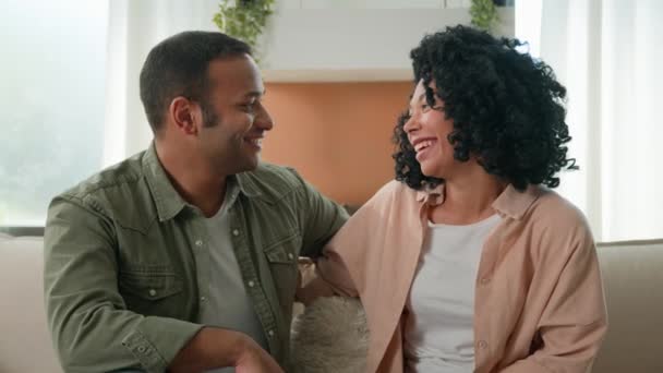 Happy Multiracial African Americká Manželka Manžel Pár Usmívající Objetí Gauči — Stock video