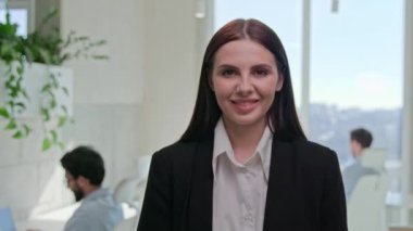 Kendine güvenen beyaz iş kadınının kadın portresi. CEO takım başkanı, kamera karşısında gülümseyen kadın şirket sahibi. Feminizm yöneticiliği.