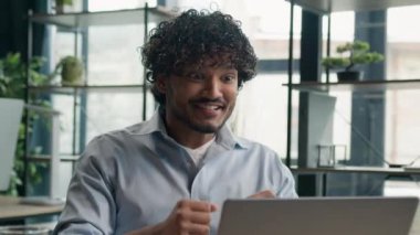 Heyecanlı Arap Hintli işadamı ofis çalışanı mutlu adam iş başarısını kazandı başarılı iş anlaşması online zafer erkek CEO yatırımcı başarı mutluluğunu kutladı