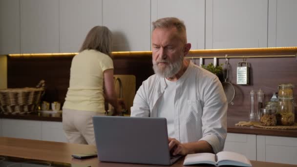 Emekli Evli Yaşlı Adam Mutfak Masasında Faturaları Ödüyor Borç Emekliliği — Stok video