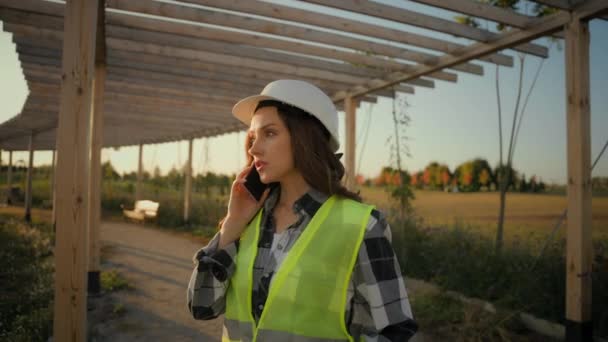 Кавказька Жінка Дівчина Еколог Інженер Жінка Архітектор Бізнес Леді Інспектор — стокове відео