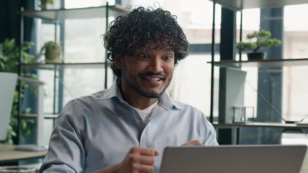 Podekscytowany Arabski Indyjski Biznesmen Pracodawca Pracownik Biurowy Szczęśliwy Szczęśliwy Szczęśliwy — Wideo stockowe