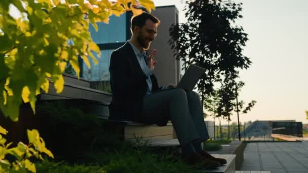 Outdoors Work Sunlight Caucasian Man Adult Businessman Male Entrepreneur Freelancer — Stock Video