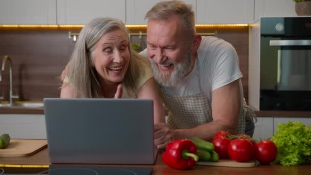 Olgun Orta Yaşlı Mutlu Beyaz Aile Çiftleri Internetten Yemek Alışverişi — Stok video